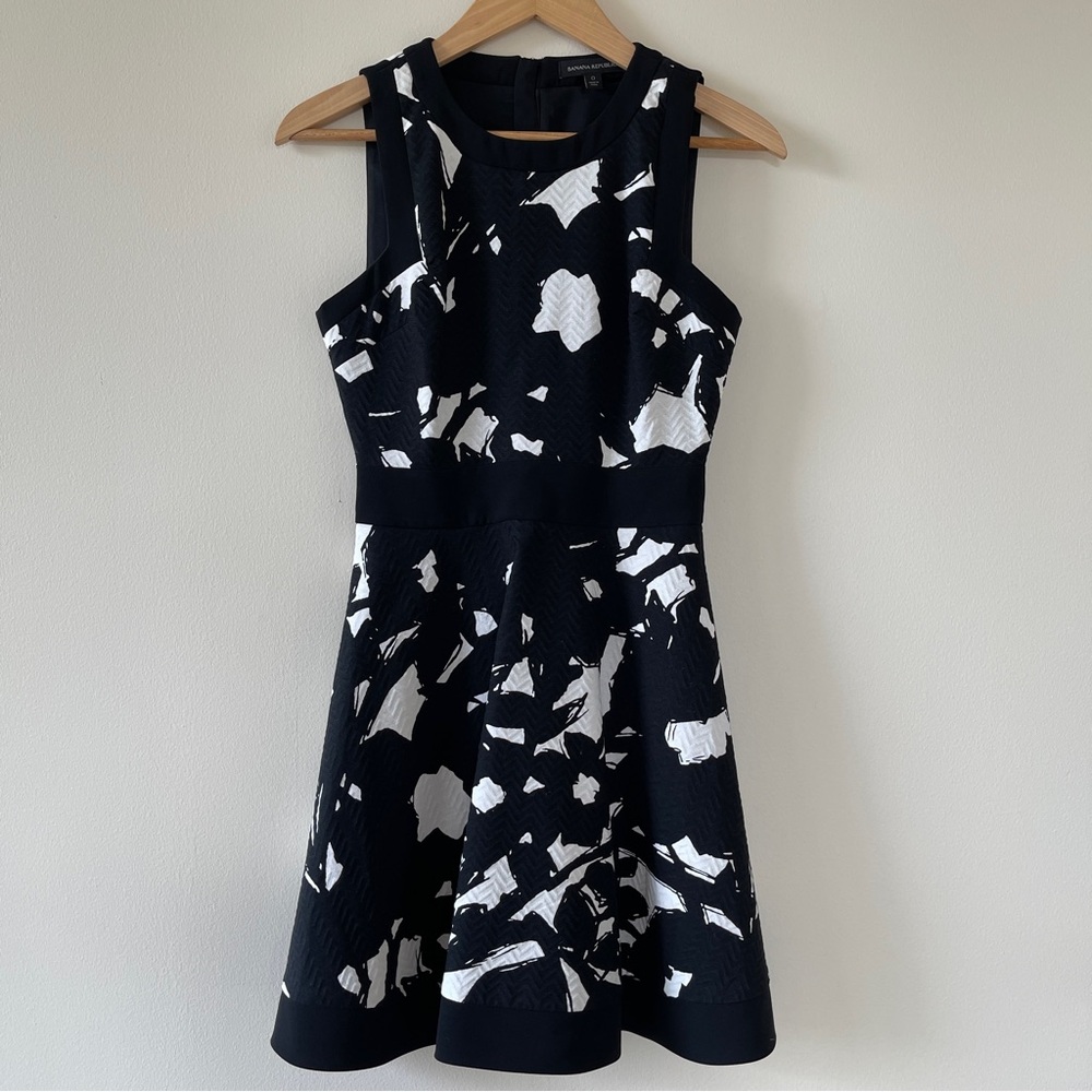 BANANA REPUBLIC Black and White Textured Floral Fit and Flare Mini Dress